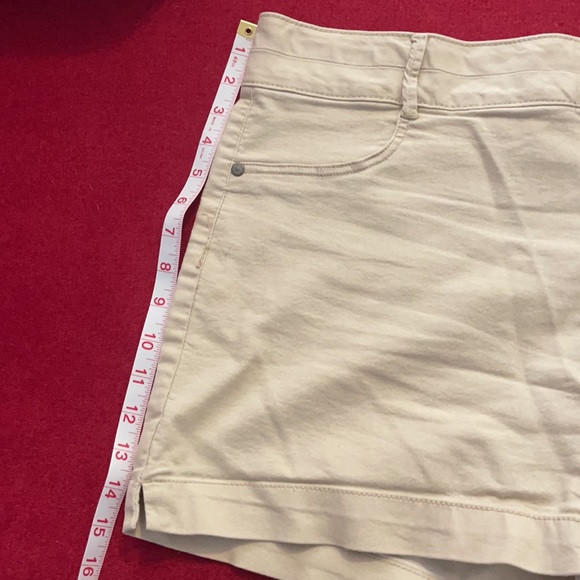 D. Jeans Women’s Size 16 Tan Stretchy Shorts - Picture 9 of 9